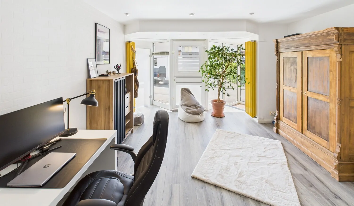 lichtdurchflutetes Büro