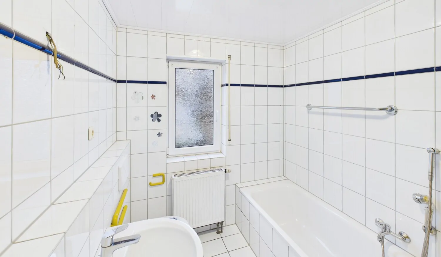 Tageslichtbad mit Wanne