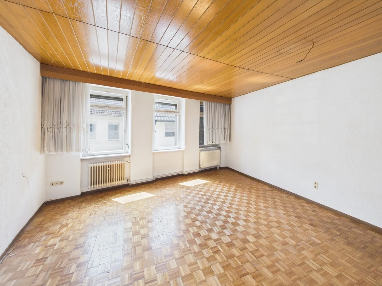 großzügiges Zimmer (OG)