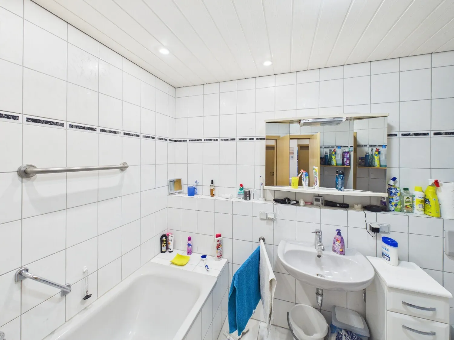 Bad mit Wanne (WHG 2)