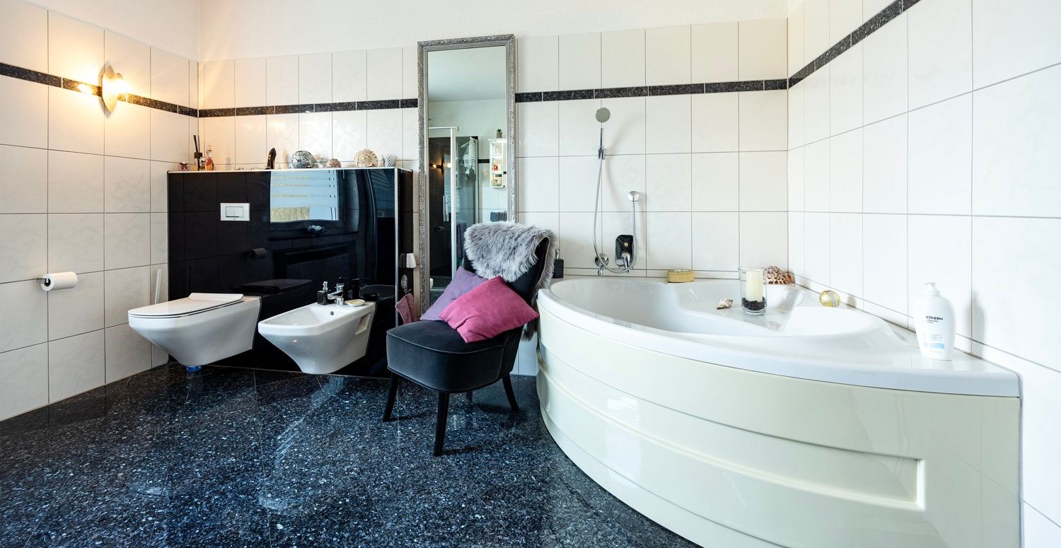 Bad unten mit Wanne