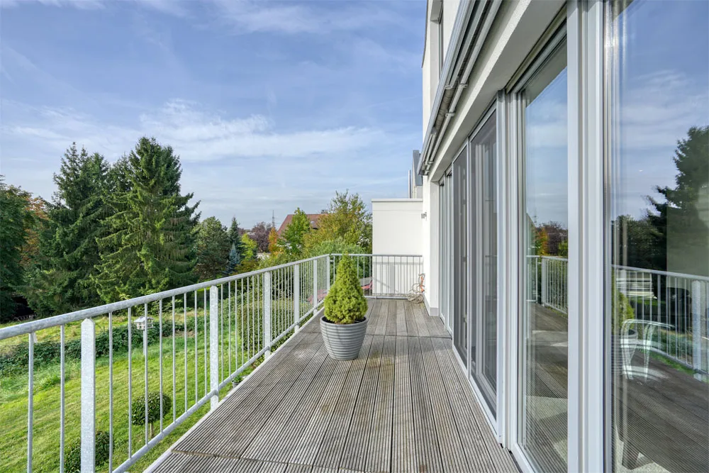 Balkon vor dem Wohnbereich