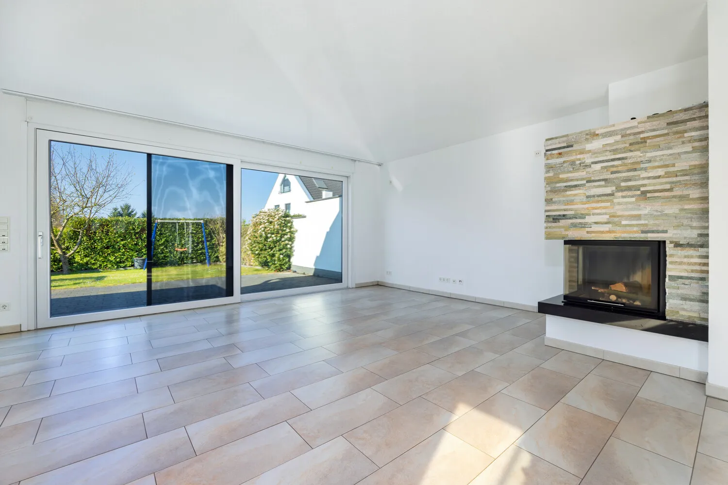 Wohnzimmer mit Blick in den Garten