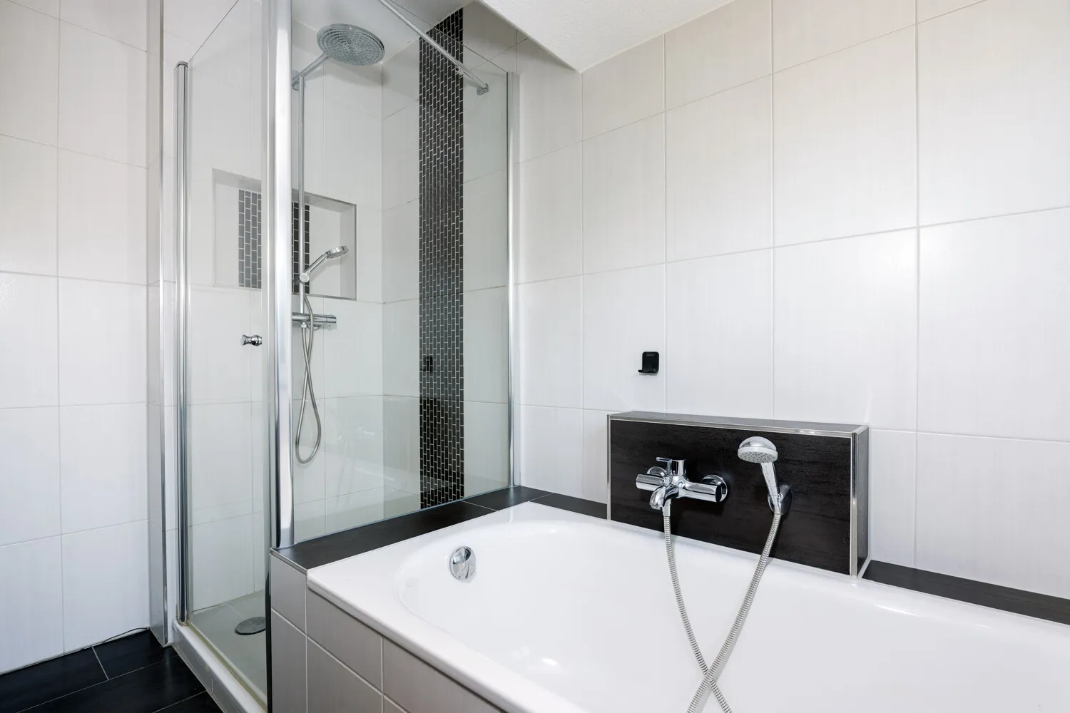 Dusche und Badewanne