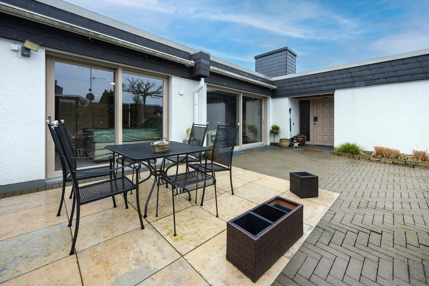 Südterrasse mit Eingangsbereich