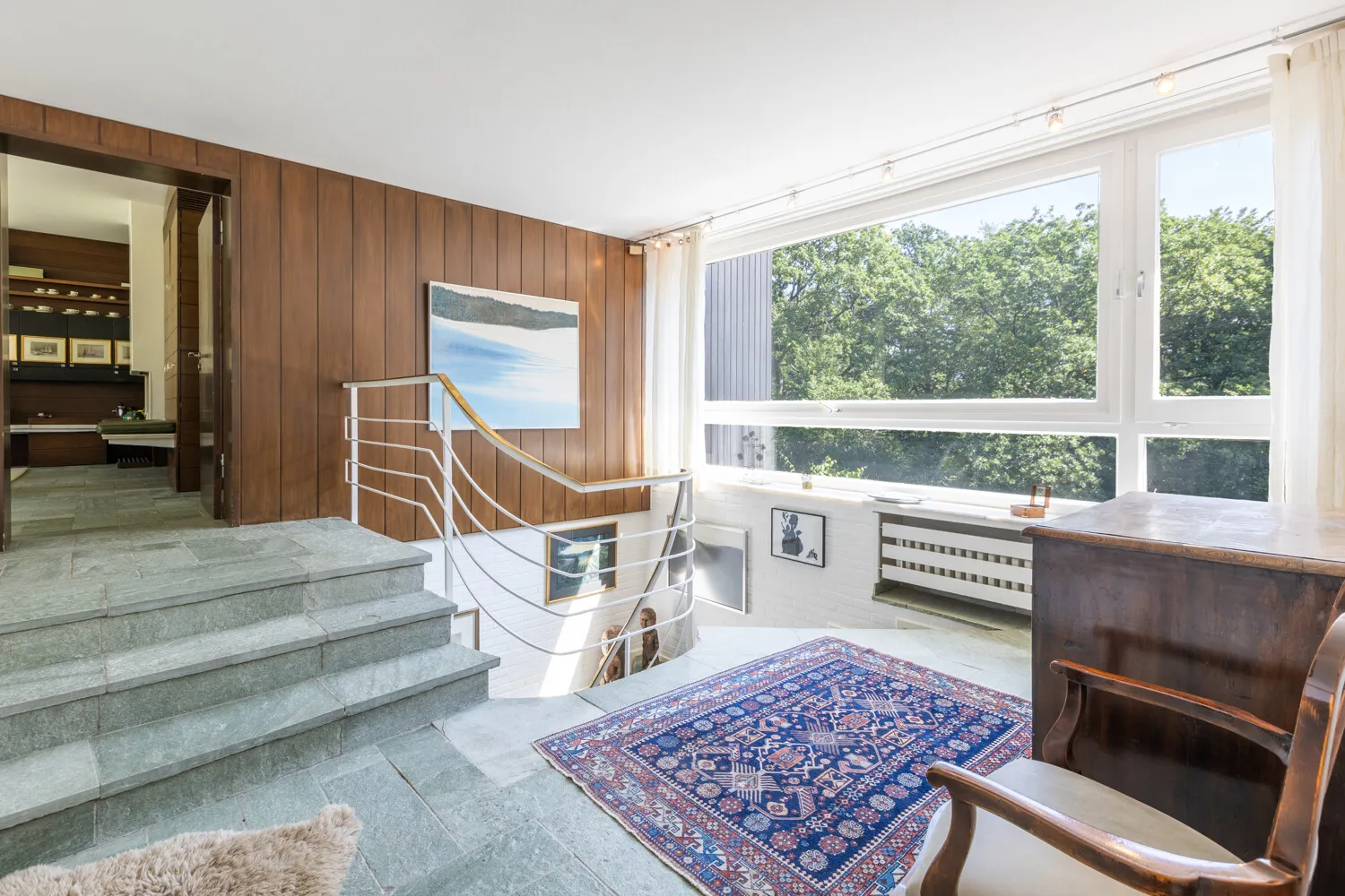 Empore mit Blick ins Wohnzimmer
