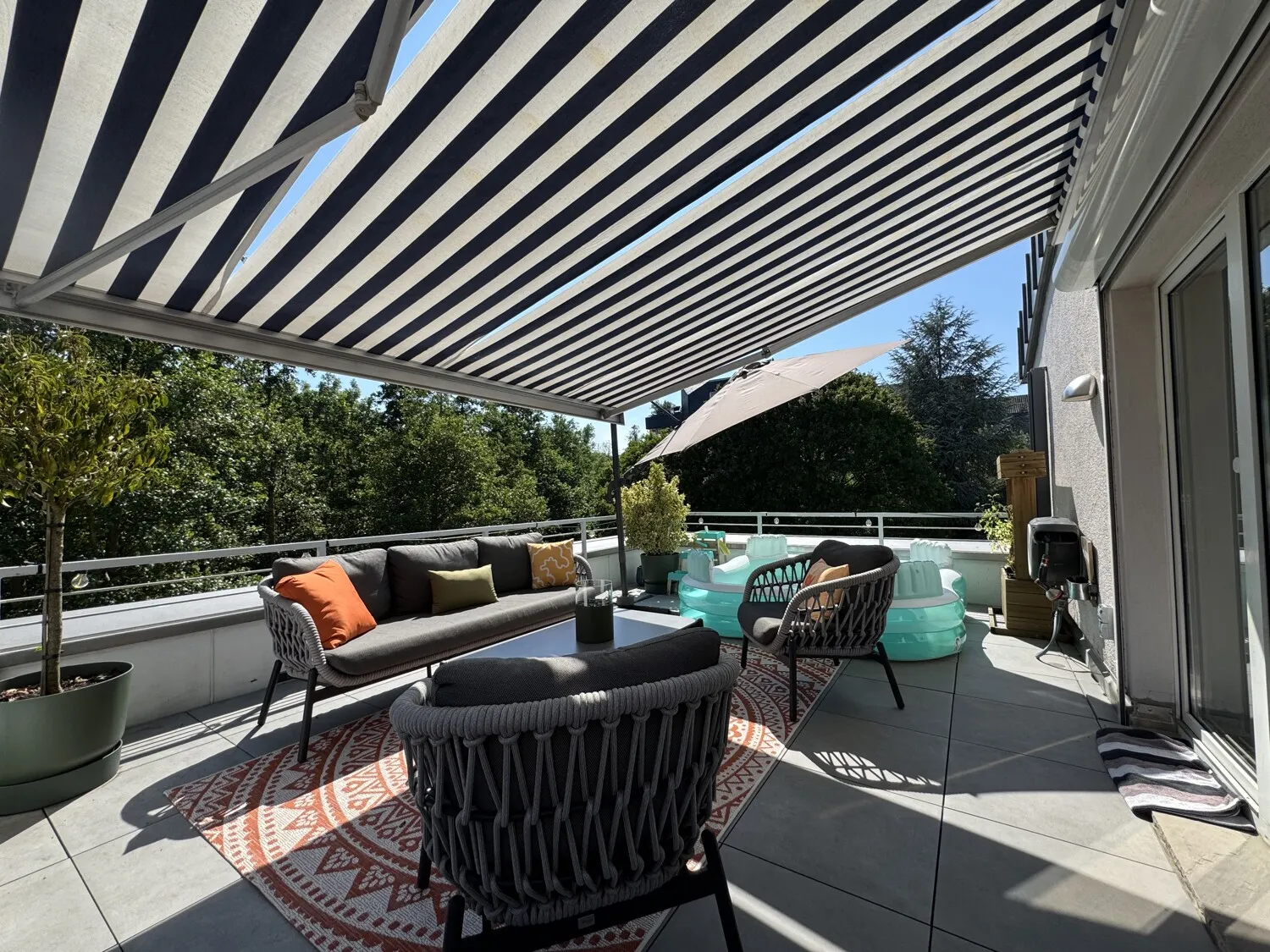 Dachterrasse mit elektr. Markise