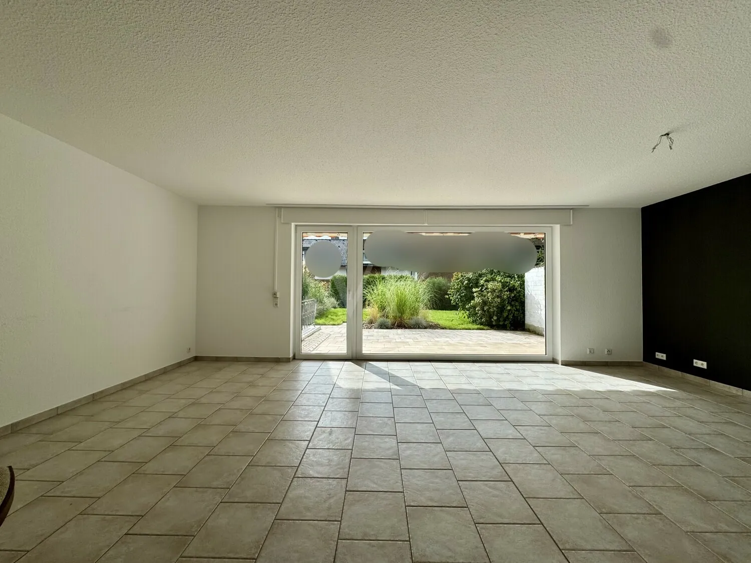 Wohnzimmer mit Blick in den Garten