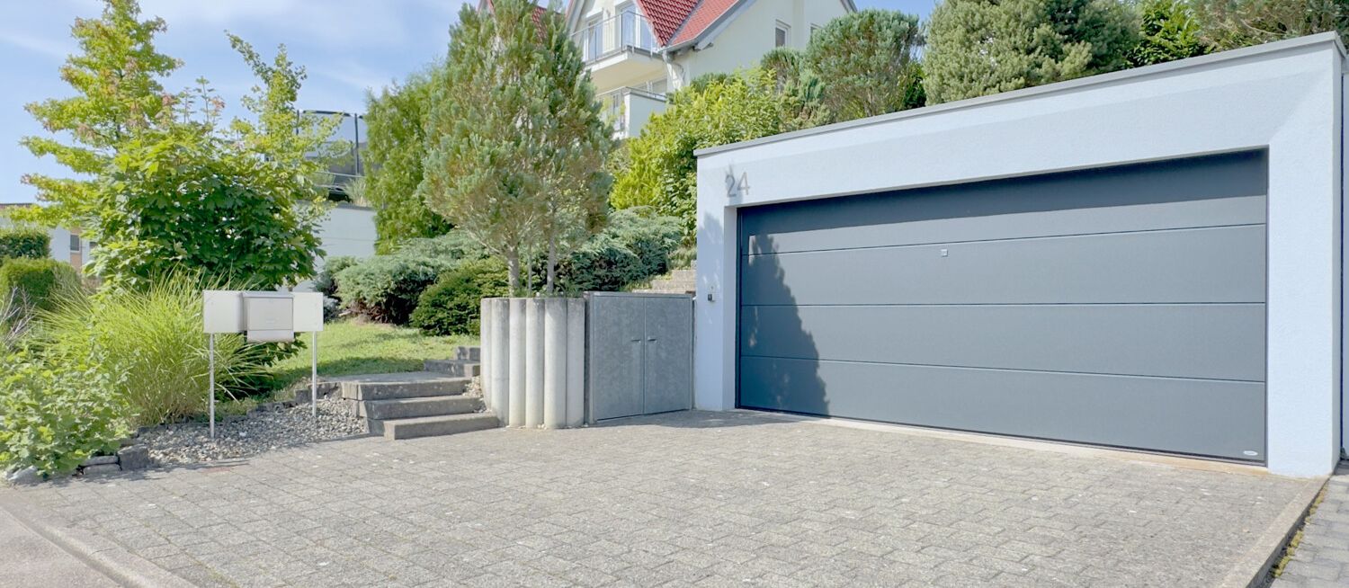Doppelgarage und Stellplätze