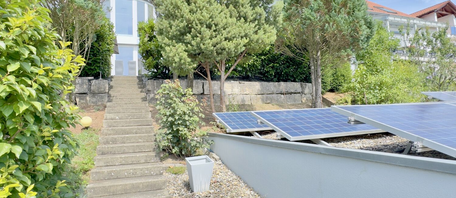 Zugang zum Wohnhaus / Photovoltaik-Anlage auf dem Garagendach