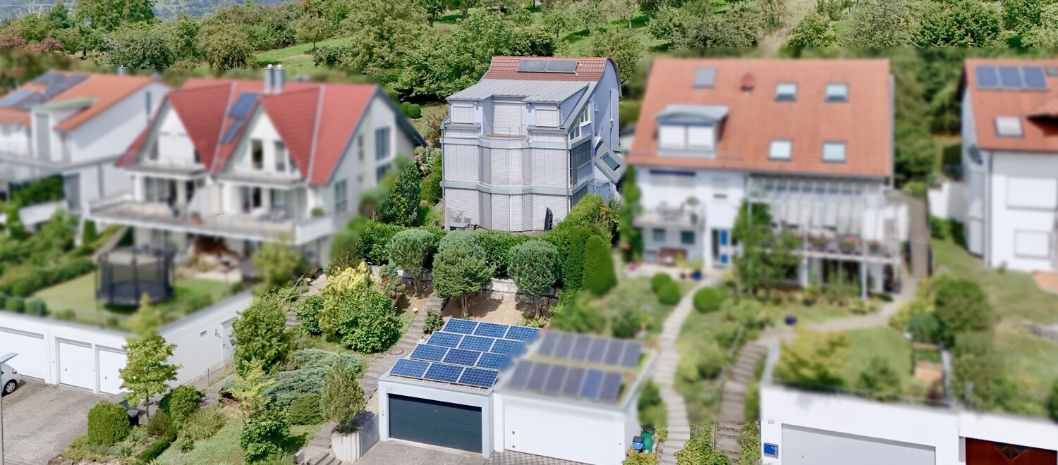 Hausansicht Front mit geschlossenen Jalousien