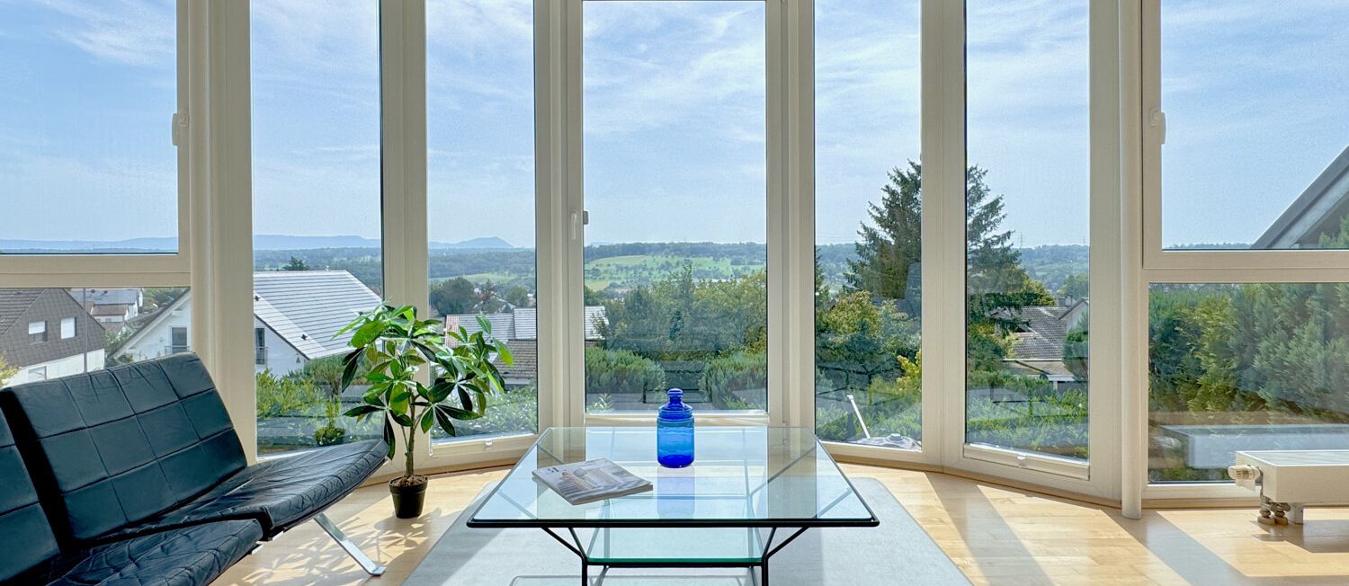 Atemberaubender Ausblick vom Wohnzimmer im Obergeschoss