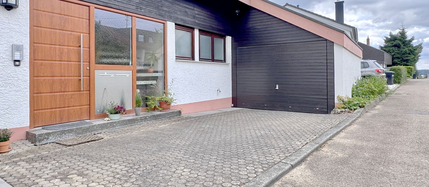 Hauseingang und Garage