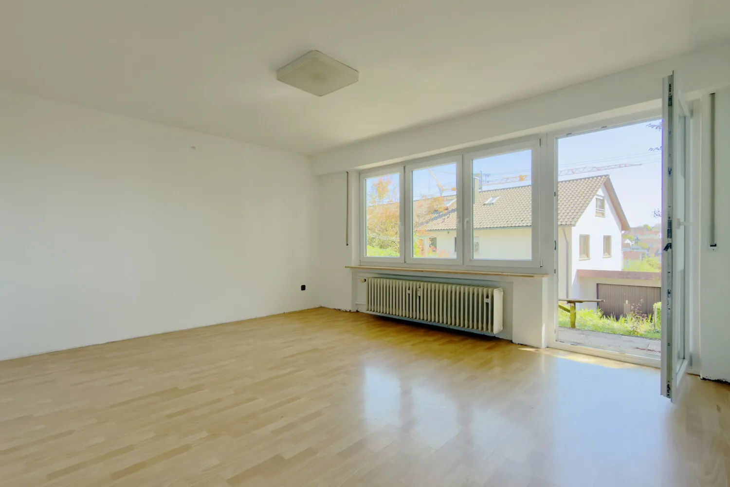 Wohnzimmer mit Zugang zur Südwestterrasse