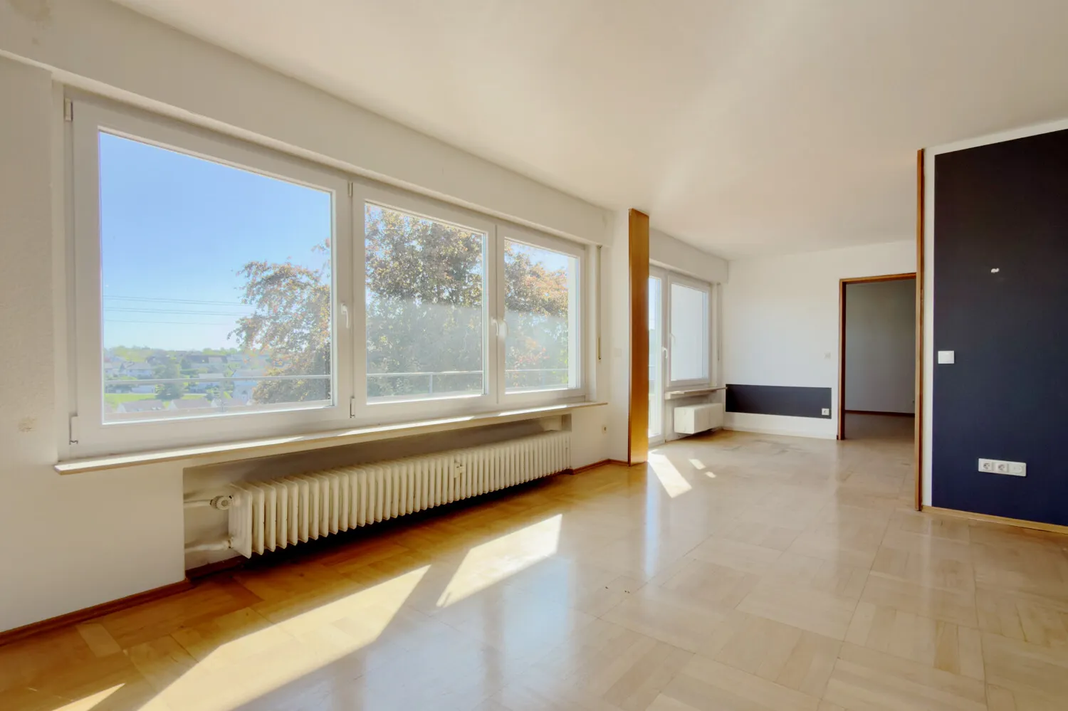 Wohnzimmer mit Zugang zum Südwestbalkon
