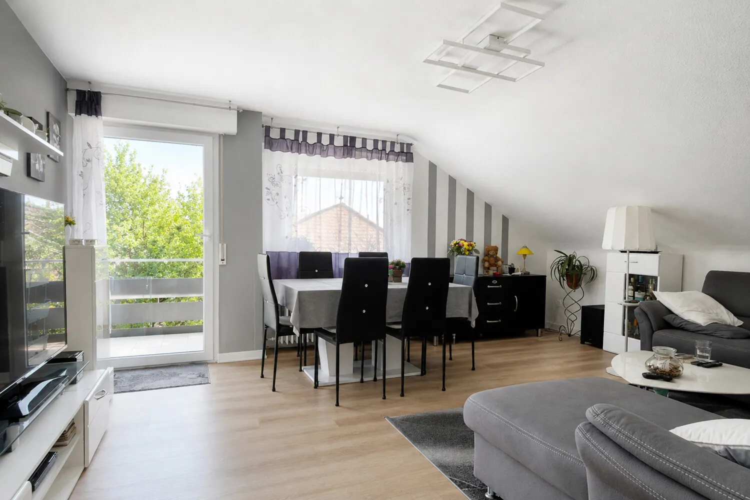Wohnzimmer mit Zugang zum Südostbalkon