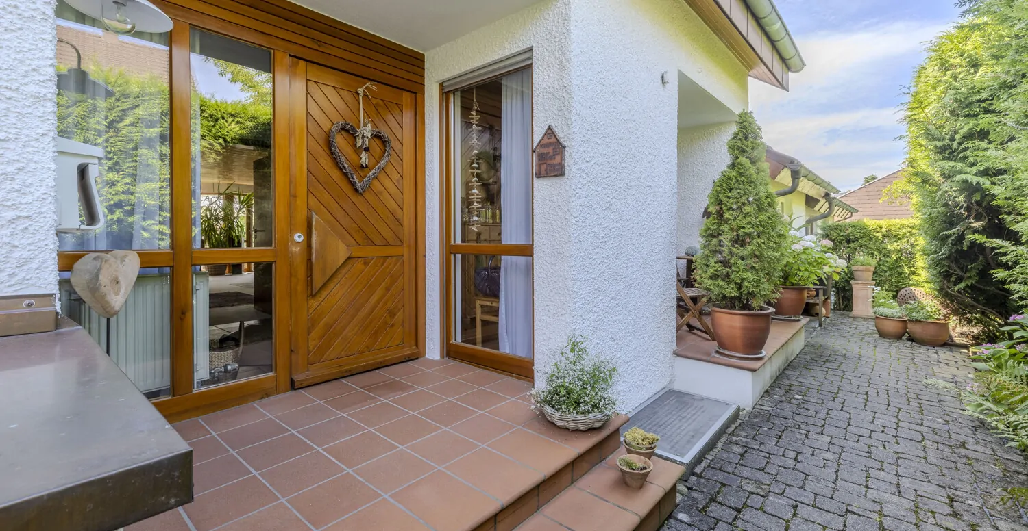 Eingangstüre und Zugang zur Tageslicht-Pentry und Garage