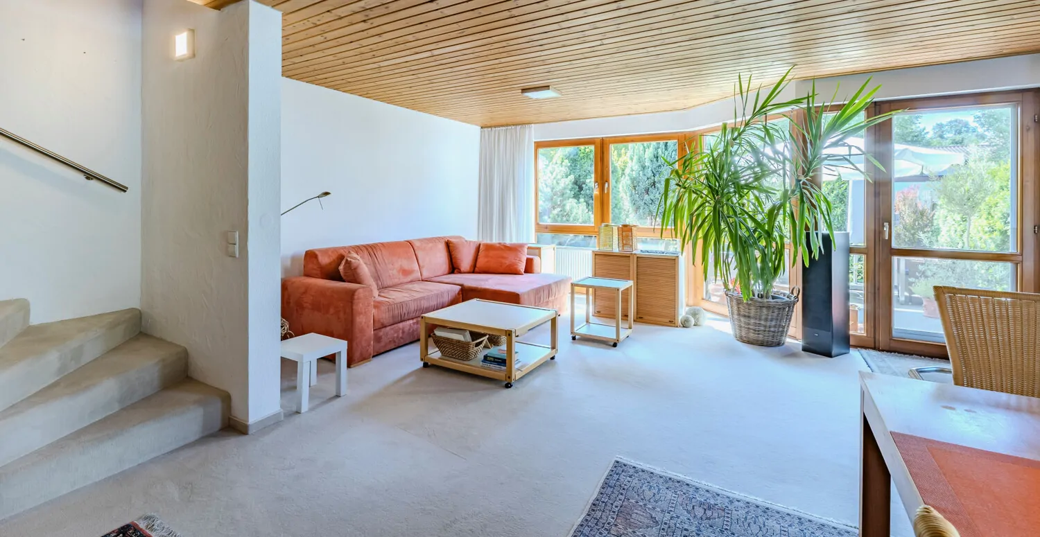 Wohnzimmer mit Aufgang zum Obergeschoss