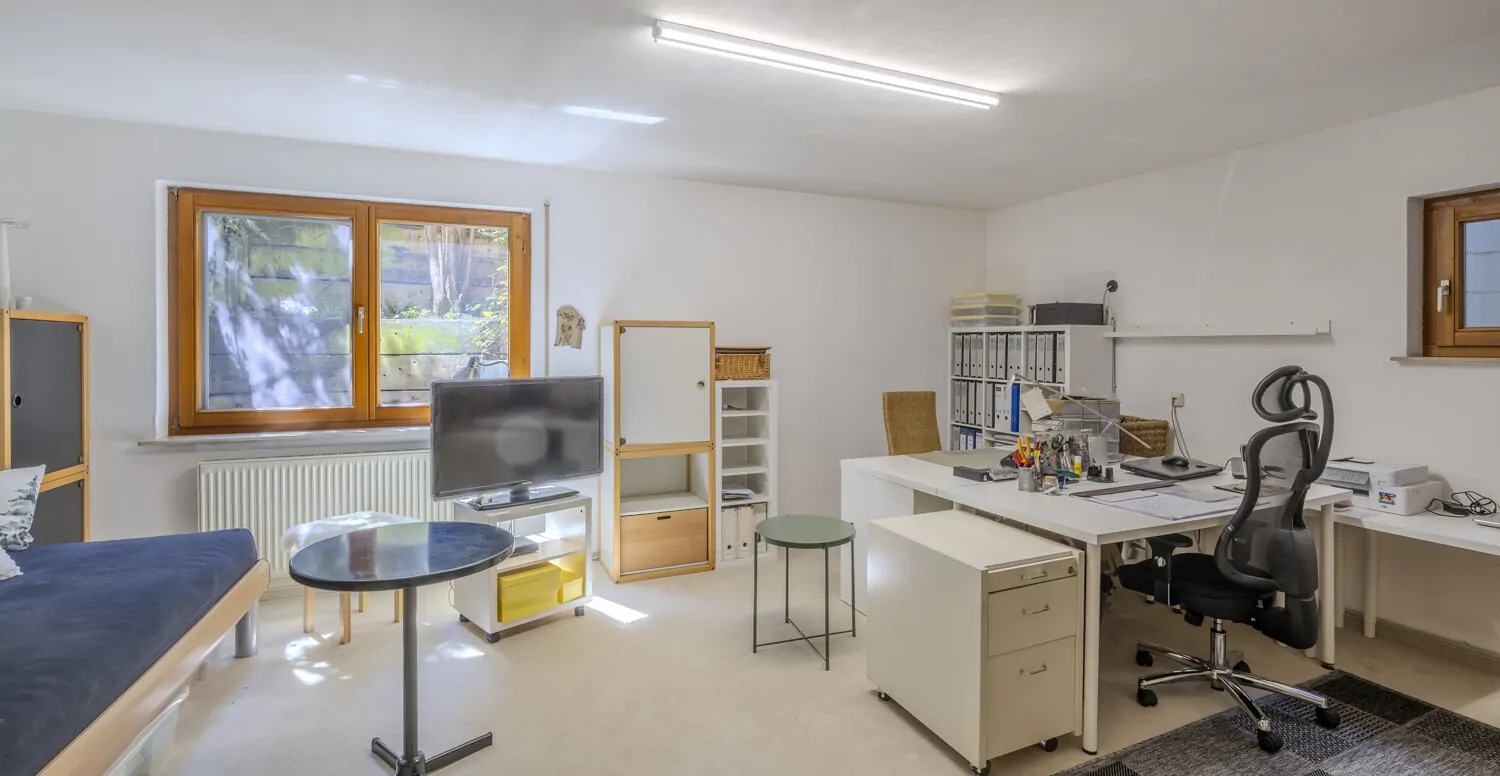 Großflächiges Homeoffice oder Gästezimmer mit Lichthof