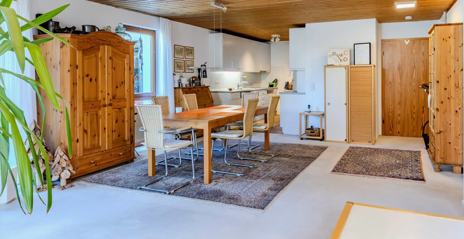 Essbereich mit Zugang zur Küche und Flur