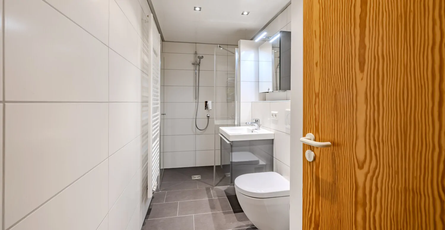 Modernes Bad mit bodengleicher Dusche und WC