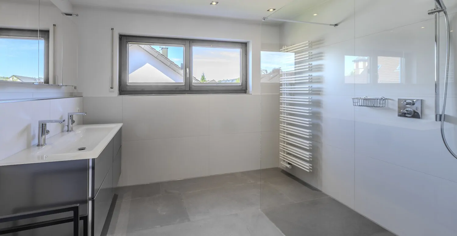 Modernes Bad mit bodengleicher Dusche