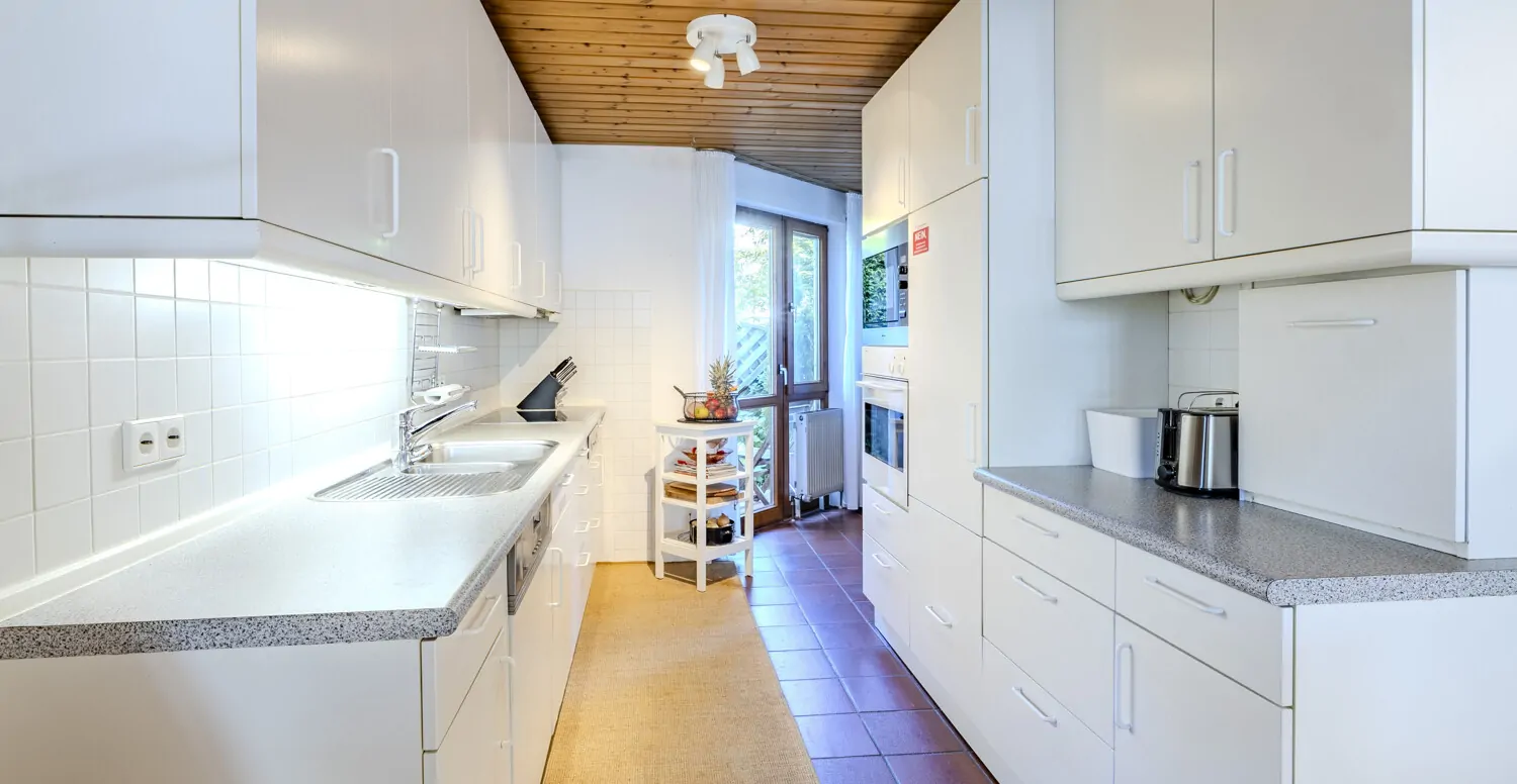 Geräumige Einbauküche und angrenzendem Speisekammerbereich