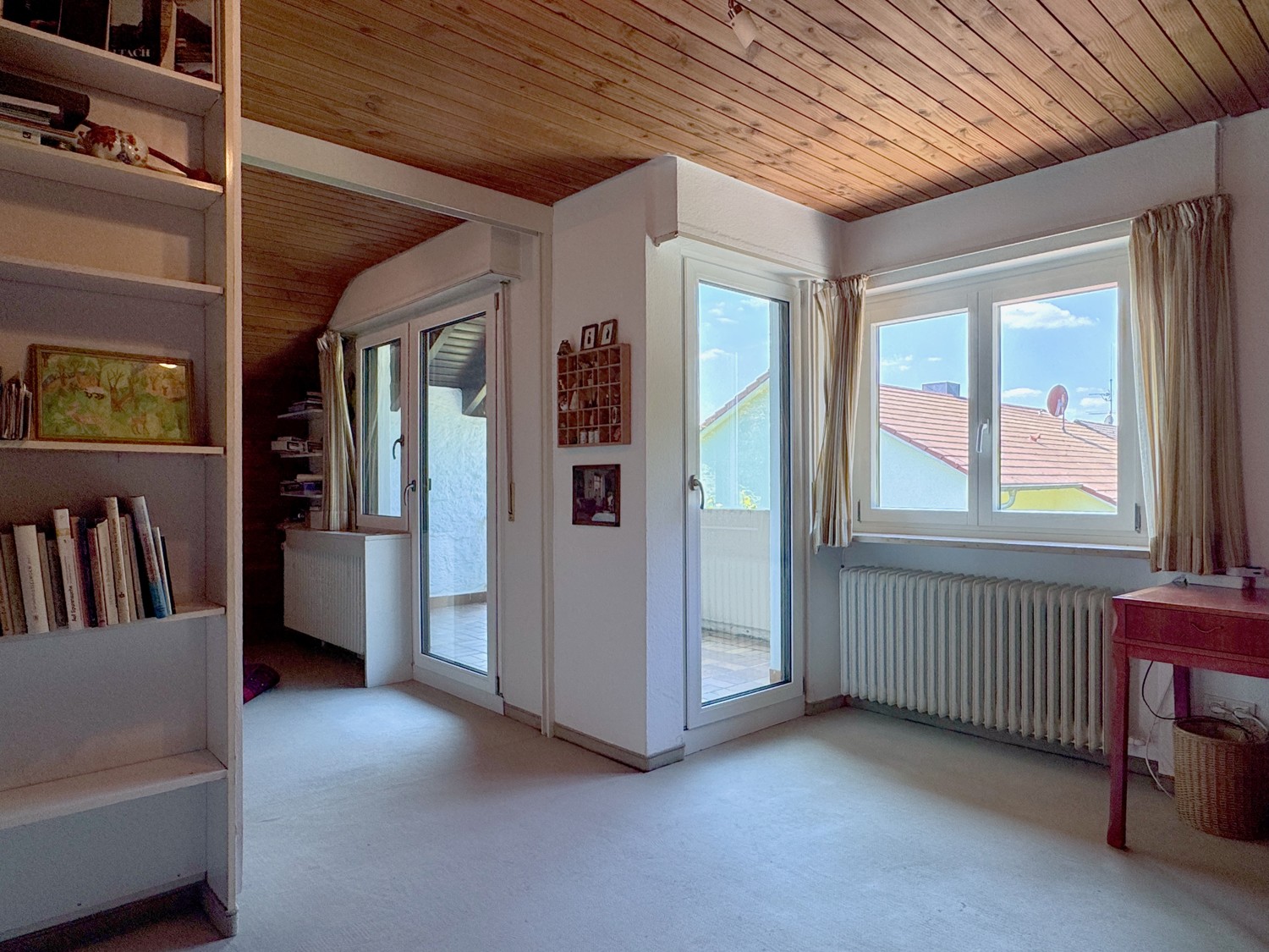 Kinderzimmer im Obergeschoss mit Zugang zum Balkon