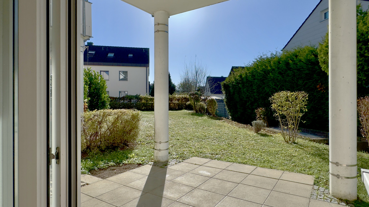 Südwest-Terrasse mit Blick in den Garten