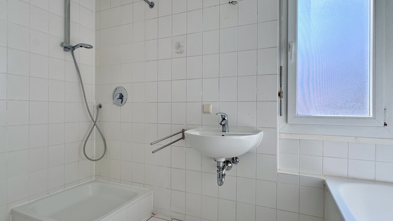 Tageslichtbad mit Dusche und Badewanne im Obergeschoss