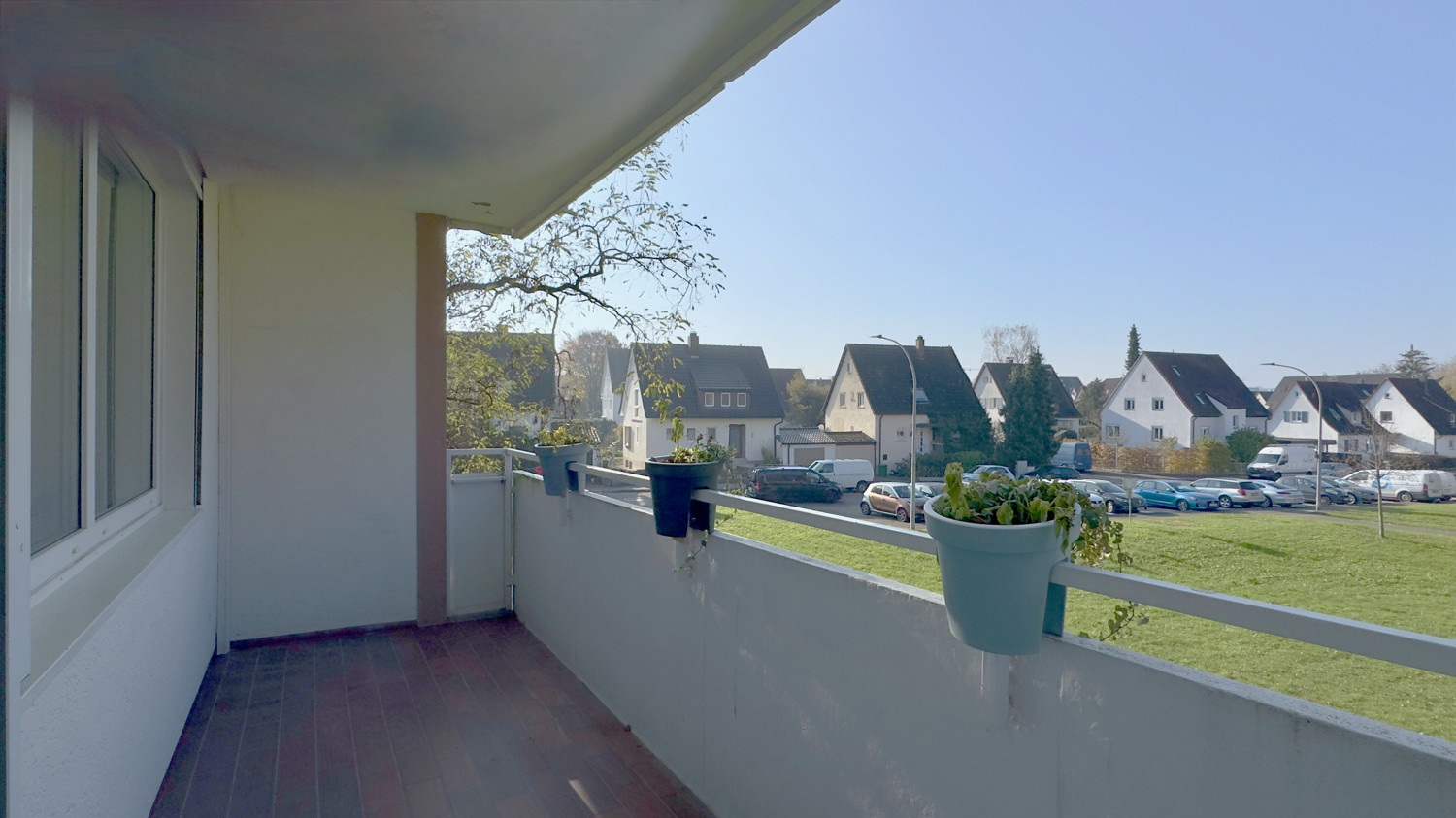 Großzügiger Balkon mit Blick ins Grüne