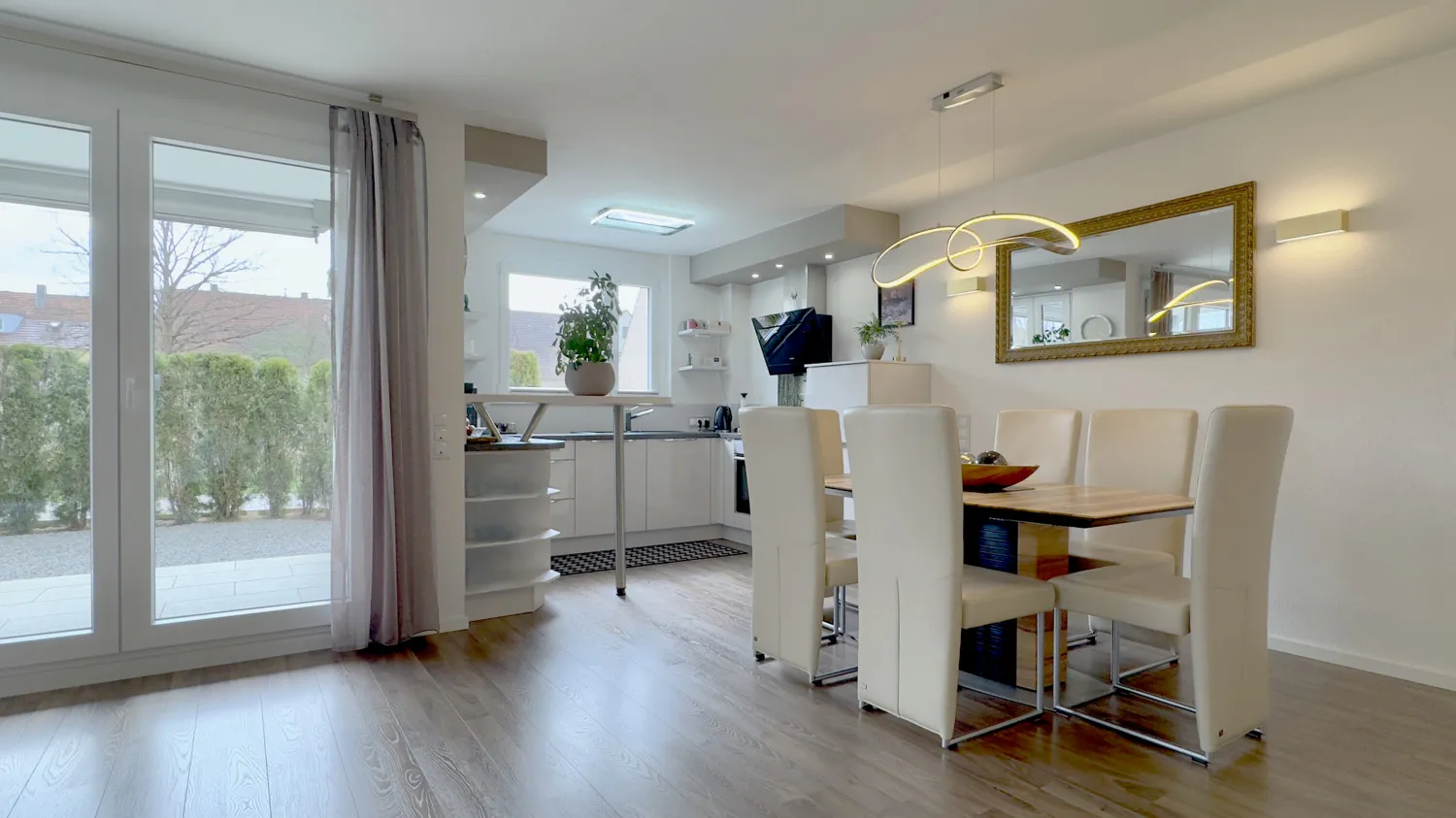 Essbereich mit offener Küche