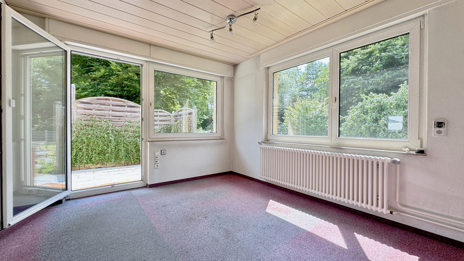 Esszimmer mit Zugang zur Terrasse