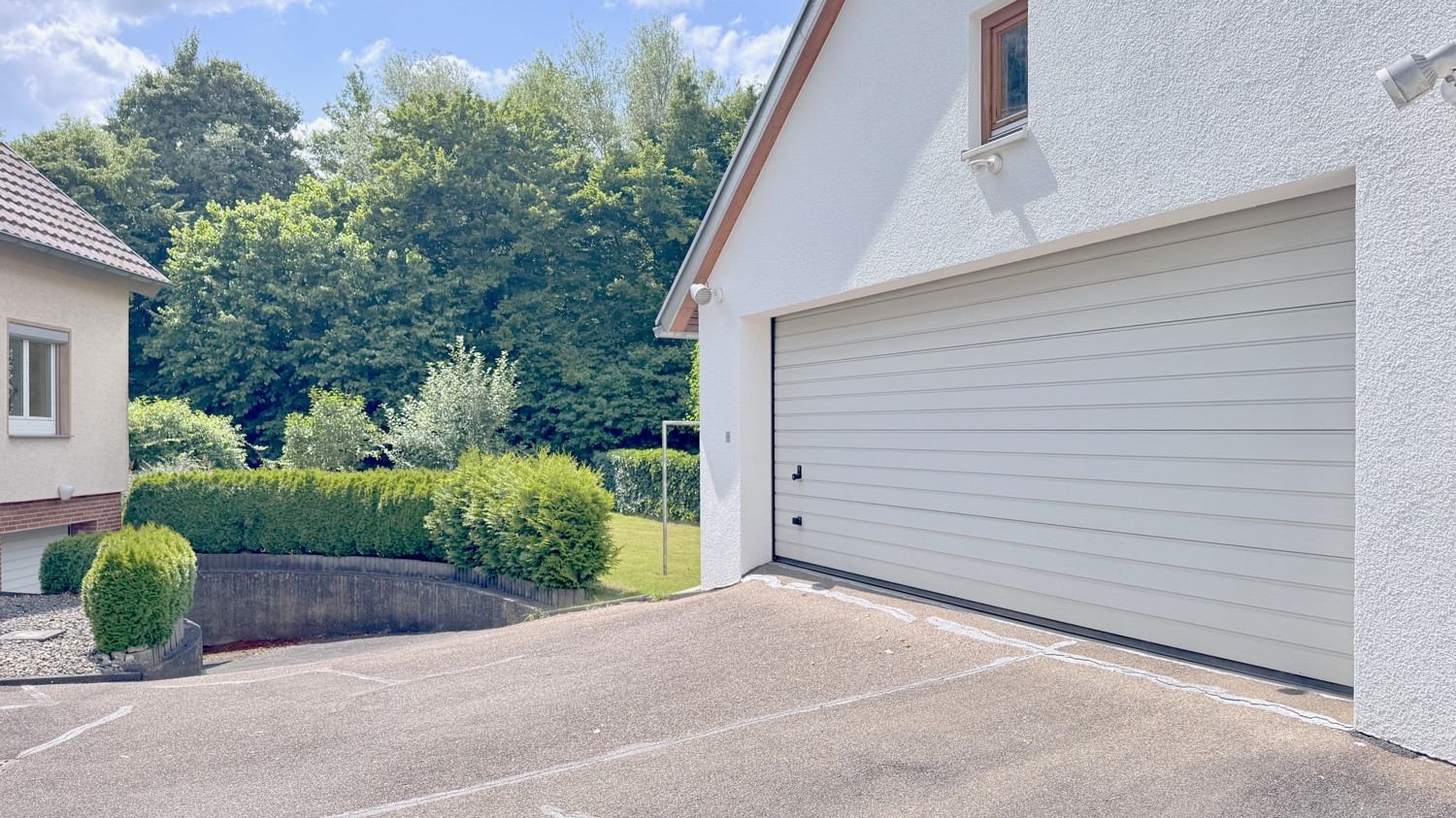 zugehörige Doppelgarage