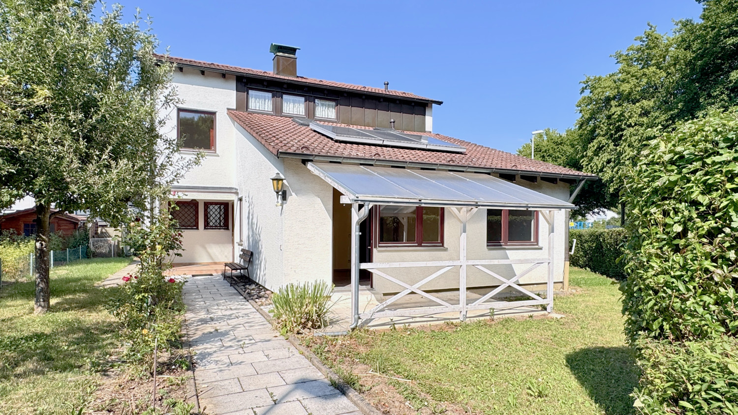 Zugang zum Haus und überdachte Terrasse Einliegerwohnung