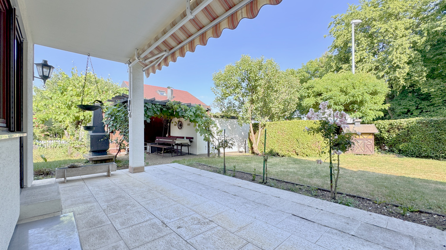 Terrasse Haupthaus und Gartenlaube mit Grillplatz