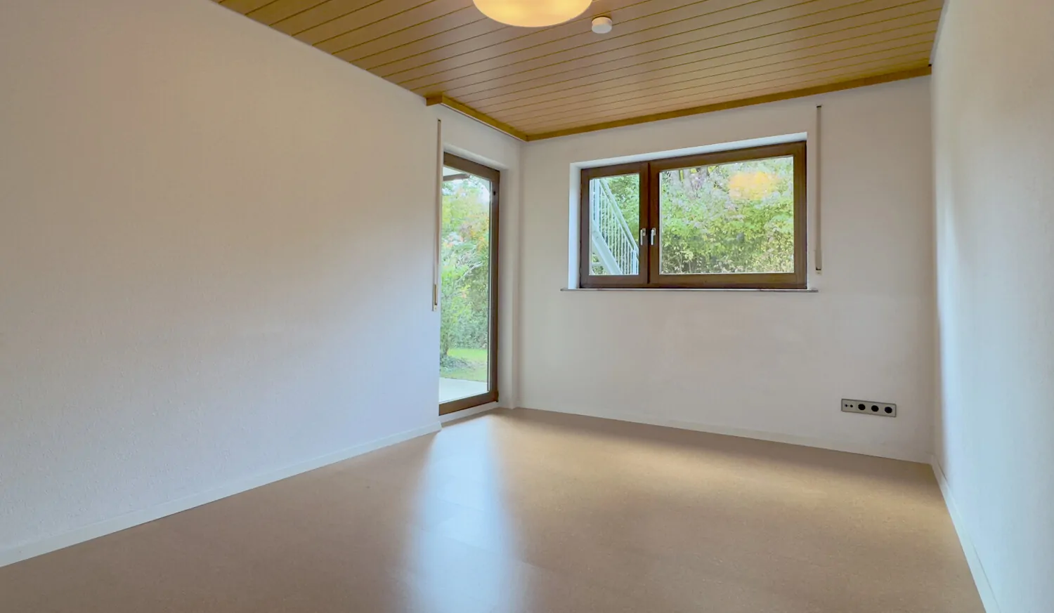 Homeoffice oder Kinderzimmer mit Zugang zur Terrasse - aktueller Zustand