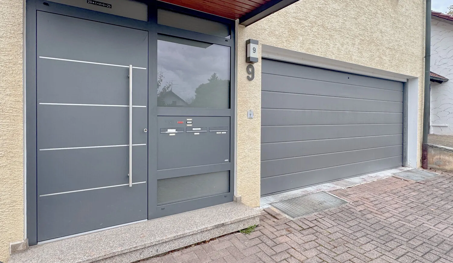 Hauseingang und Doppelgarage