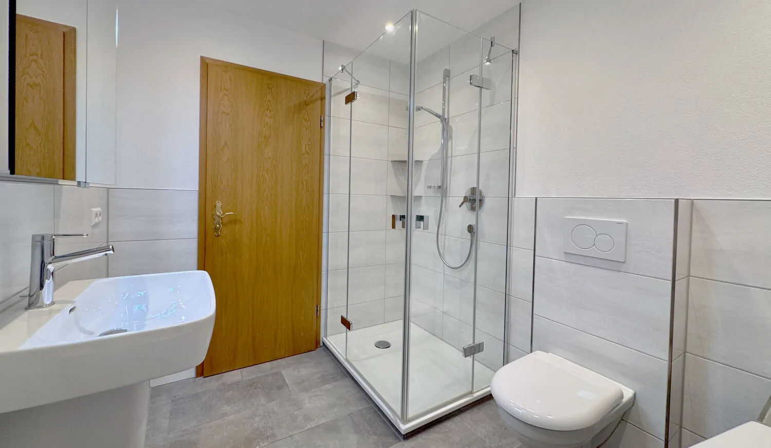 Badezimmer mit Badewanne, Dusche und WC