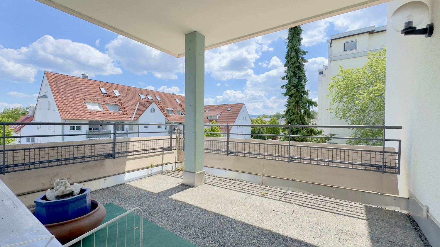 Überdachter Balkon
