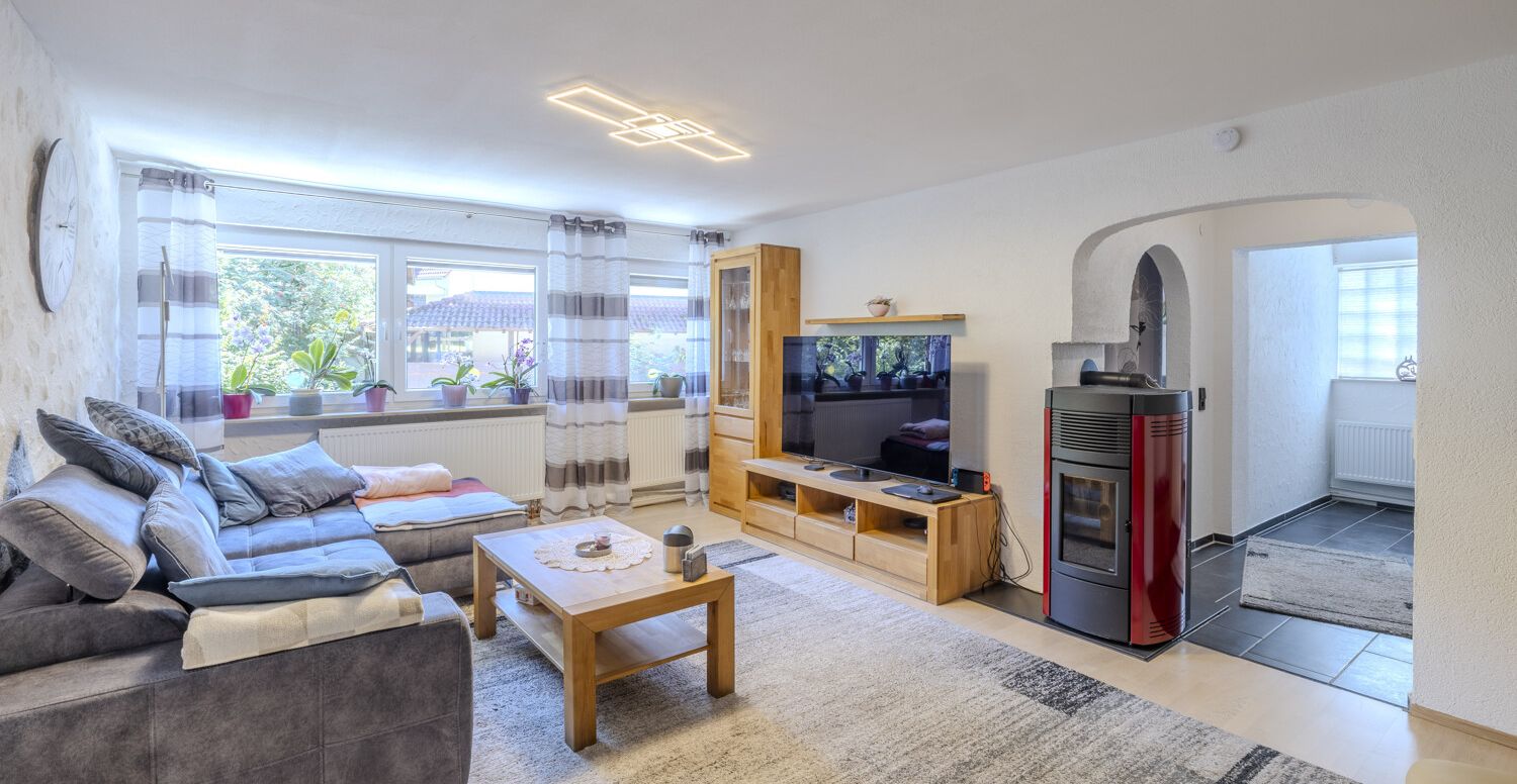 Geräumiges Wohnzimmer mit Kaminofen