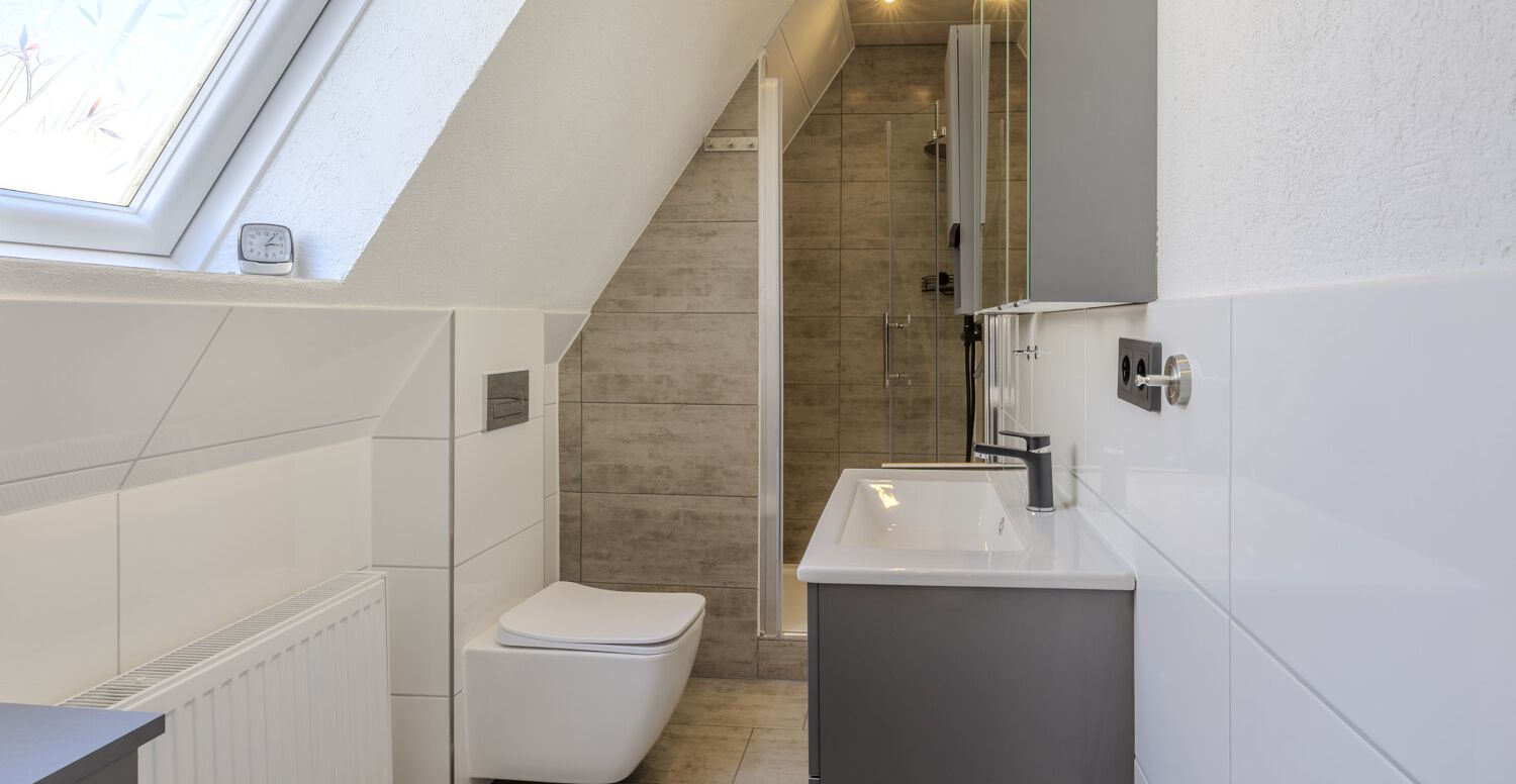 Bad mit Dusche und WC im Dachgeschoss