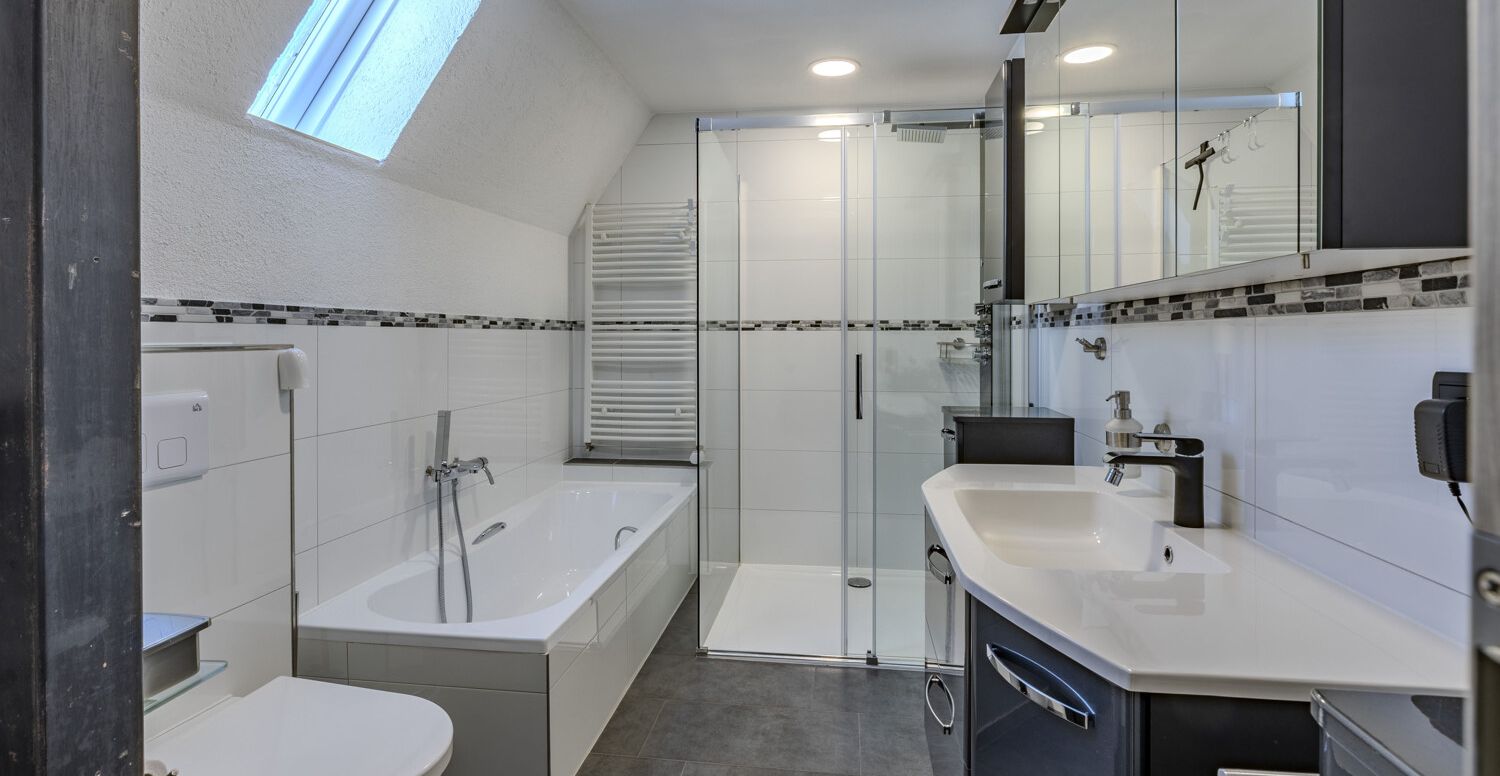 Modernes Badezimmer mit Badewanne, Dusche und WC