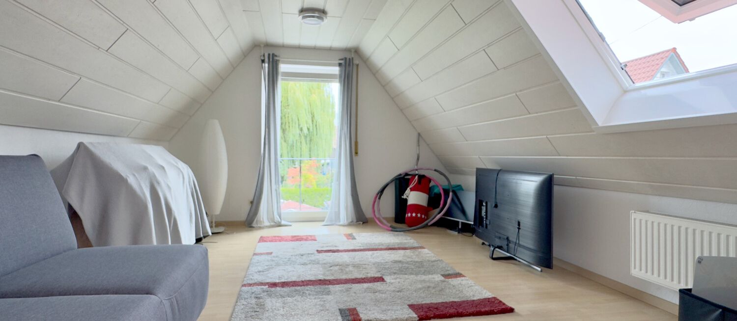 Geräumiges Zimmer im Dachgeschoss - als Kinderzimmer oder Hobbyraum nutzbar