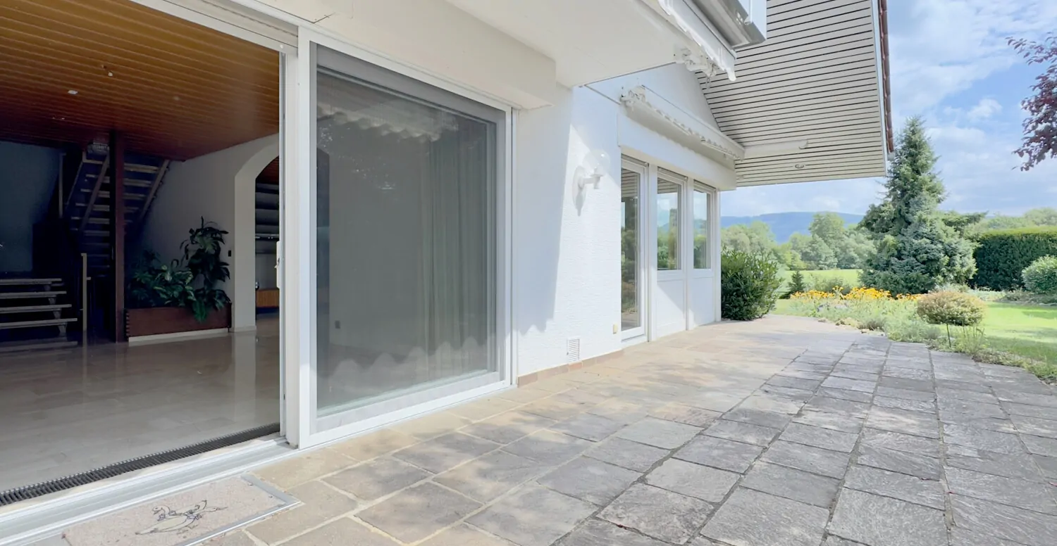 Große Naturstein-Terrasse