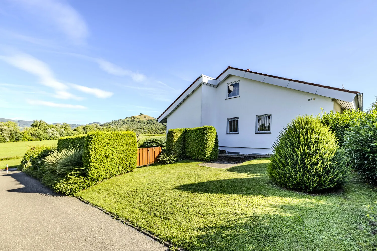 Hausansicht seitlicher Gartenbereich