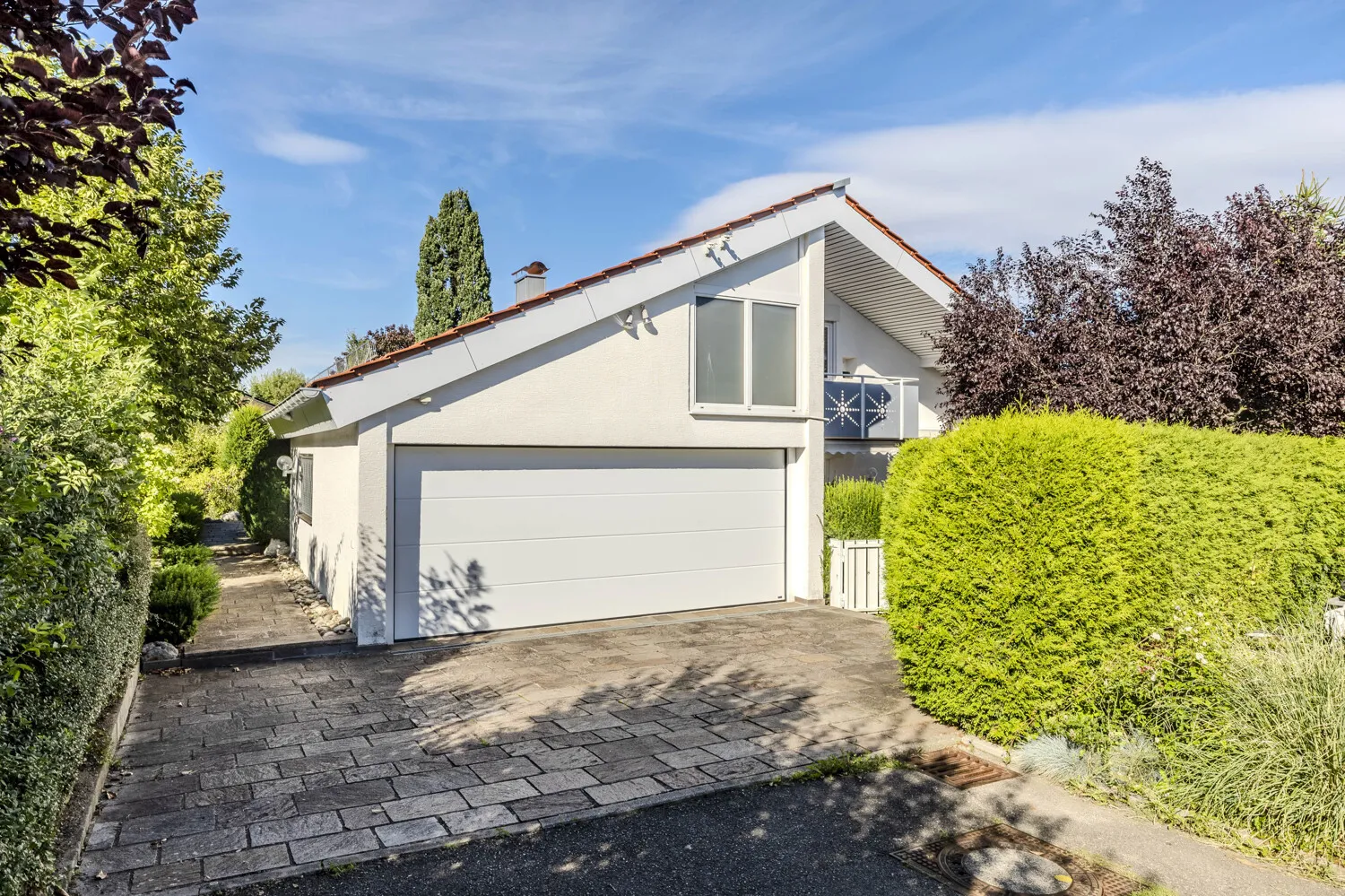 Doppelgarage mit direktem Zugang zum Küchenbereich des Hauses