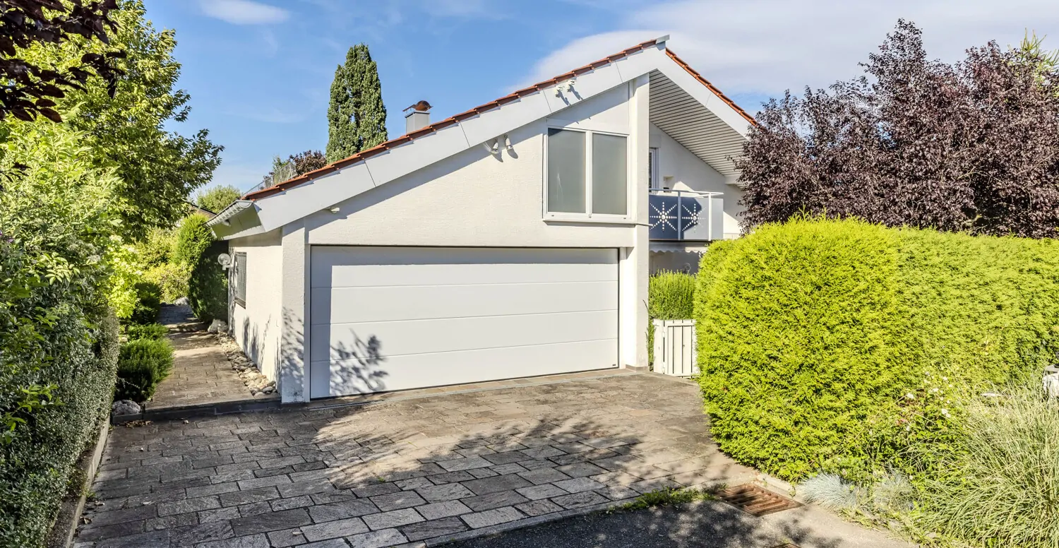 Doppelgarage mit direktem Zugang zum Küchenbereich des Hauses