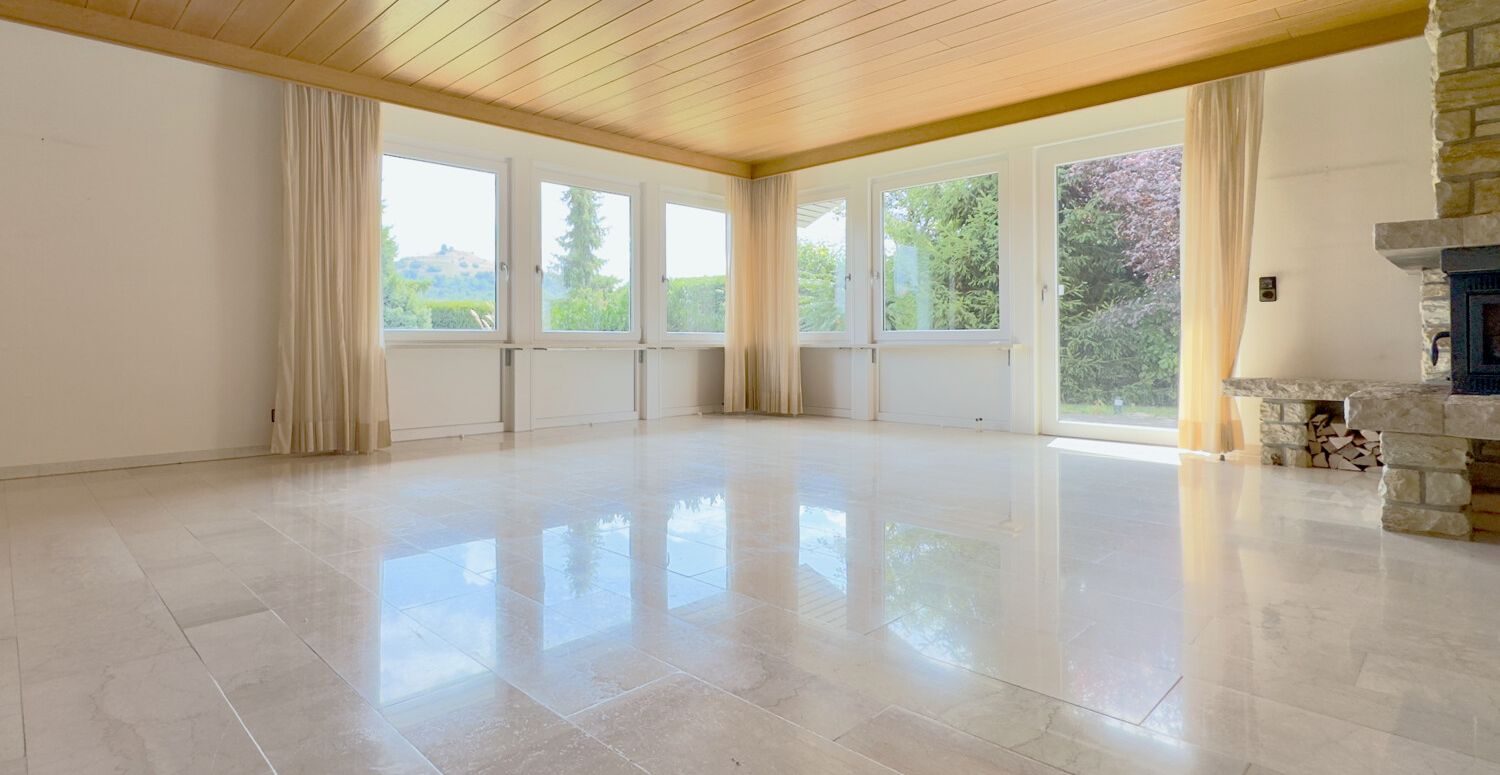 Wohnzimmer mit Zugang zur großflächigen Terrasse