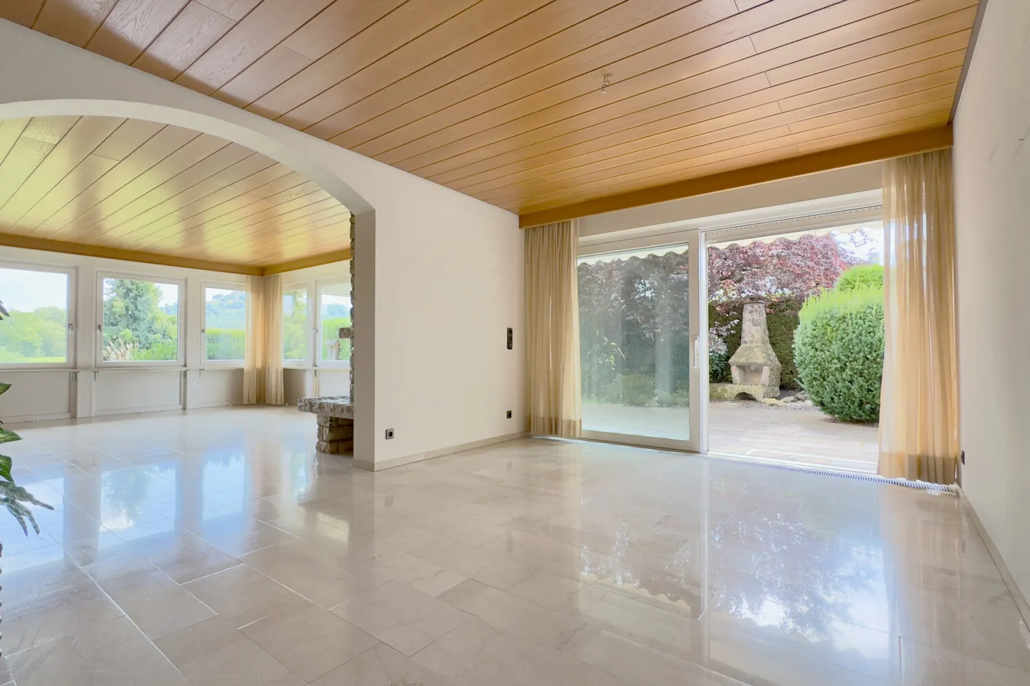 Speisebereich mit Zugang zur geräumigen Terrasse